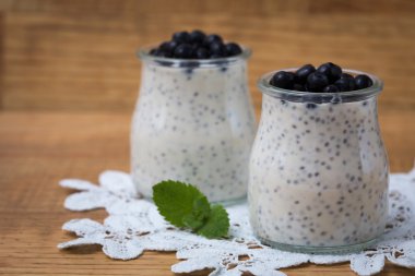 Chia tohum vanilya puddi ile sağlıklı kahvaltı ya da sabah snack