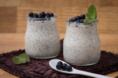 Chia tohum vanilya puddi ile sağlıklı kahvaltı ya da sabah snack