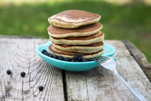 Läckra pannkakor på nära håll, med färska bär — Stockfoto