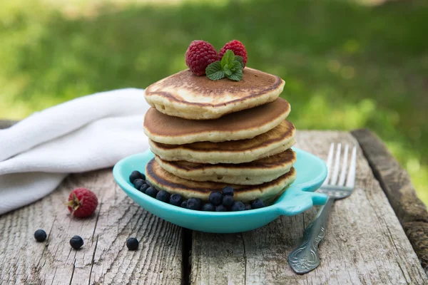 Läckra pannkakor på nära håll, med färska bär — Stockfoto