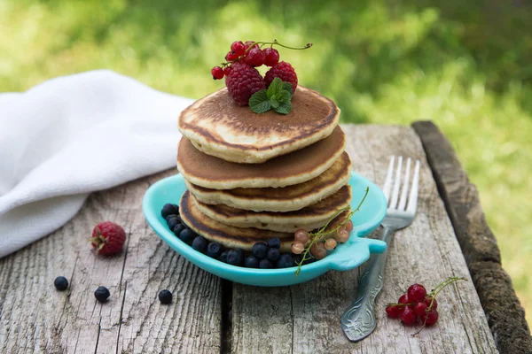 Läckra pannkakor på nära håll, med färska bär — Stockfoto