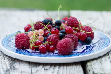 taze organik çilek. Ahududu, yaban mersini, kırmızı kuş üzümü bir