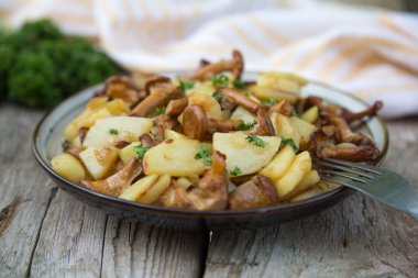 eski bir kapta chanterelles mantarlı patates kızartması genç 