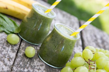 Sağlıklı Detoks yeşil smoothie 