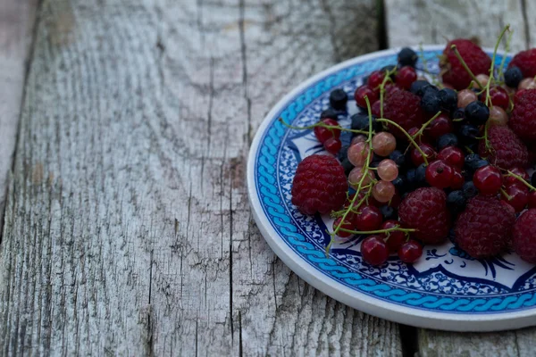 Свіжі органічні ягоди. малина, чорниця, червона смородина — стокове фото
