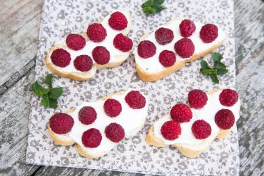 Lor peynir ve taze ahududu ile ekmek