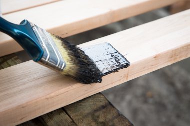 Doğal ahşap vernik boya fırçası ile. Ahşap doku ve boya