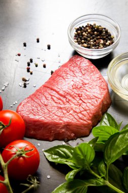 sığır eti biftek baharat ve baharat. büyük bir parça et