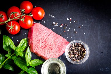 sığır eti biftek baharat ve baharat. büyük bir parça et