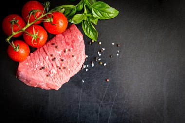 sığır eti biftek baharat ve baharat. büyük bir parça et