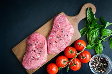 sığır eti biftek baharat ve baharat. büyük bir parça et