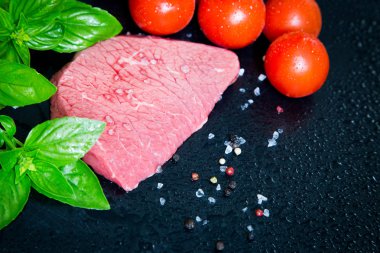 sığır eti biftek baharat ve baharat. büyük bir parça et