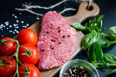sığır eti biftek baharat ve baharat. büyük bir parça et