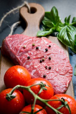 sığır eti biftek baharat ve baharat. büyük bir parça et