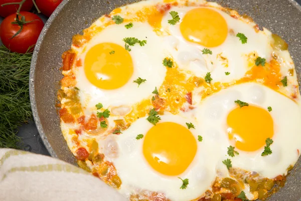 Shakshuka - традиційне блюдо ізраїльської кухні в сковороді каструлю — стокове фото