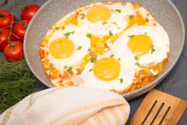 Shakshuka - традиційне блюдо ізраїльської кухні в сковороді каструлю — стокове фото