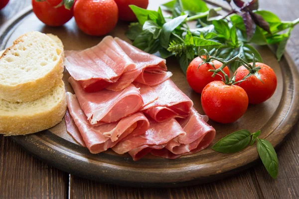 Jambon ve bresaola meze. domates ve fesleğen. Seçici foc