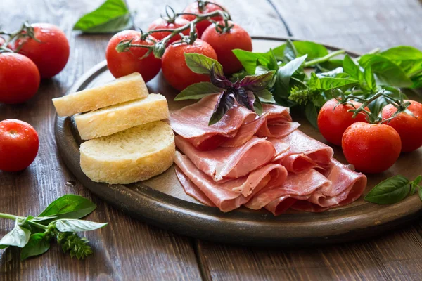 Jambon ve bresaola meze. domates ve fesleğen. Seçici foc