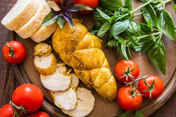 Gebackene Hühnerbrust (Pastrami) mit Gewürzen, Tomaten und Basilikum. s — Stockfoto