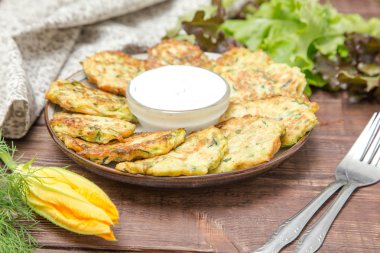 Çiçek kabak ve otlar ile Squash ve kabak börek