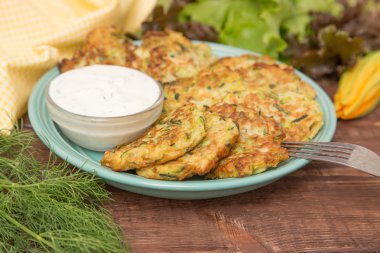 Çiçek kabak ve otlar ile Squash ve kabak börek