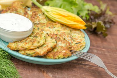 Çiçek kabak ve otlar ile Squash ve kabak börek