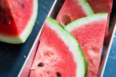 Karpuz dilimi çubuklu dondurmayı gri arka plan üzerinde. Seçici odak