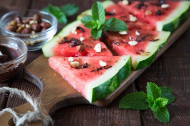 Çikolata, fındık ve nane ile karpuz dilimi popsicles