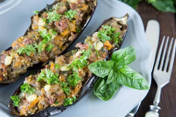 Melanzane al forno ripiene di verdure, carne e formaggio — Foto Stock