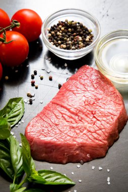 sığır eti biftek baharat ve baharat. büyük bir parça et