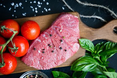 sığır eti biftek baharat ve baharat. büyük bir parça et