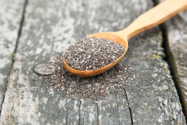tahta kaşık üzerinde Besleyici chia tohumu