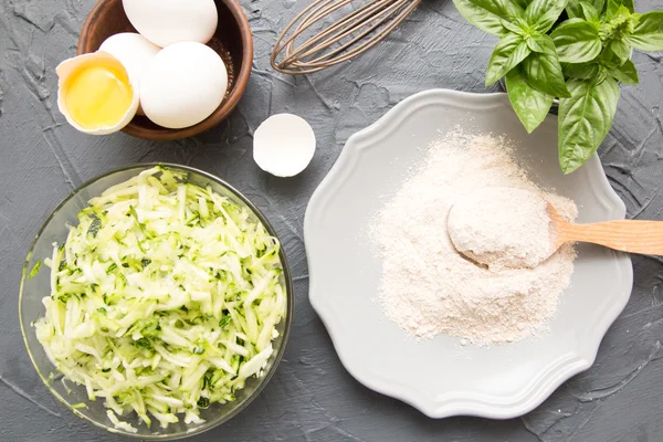 Ingredienser til pannekaker av zucchini - zucchini, egg og mel – stockfoto