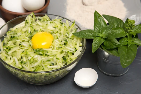 Ingrediënten voor courgette pannenkoeken - courgette, eieren en meel — Stockfoto