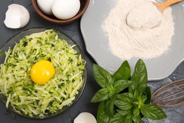 Ingredienser til pannekaker av zucchini - zucchini, egg og mel – stockfoto
