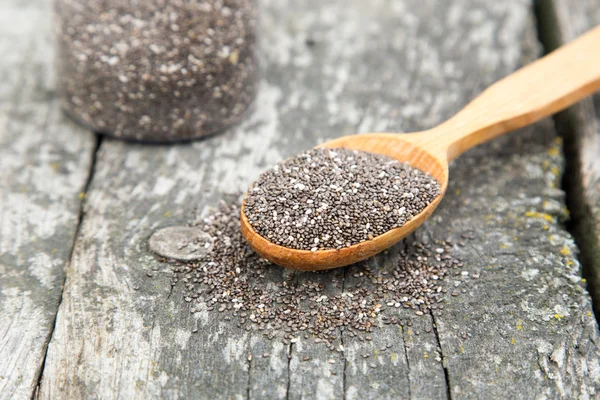 Näringsrikt chia frön på en träslev — Stockfoto