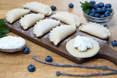 Köfte süzme peynir ve yaban mersini