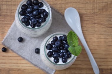 Chia tohum vanilya puddi ile sağlıklı kahvaltı ya da sabah snack