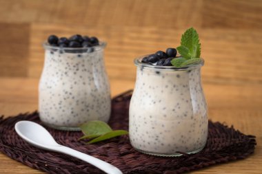 Chia tohum vanilya puddi ile sağlıklı kahvaltı ya da sabah snack