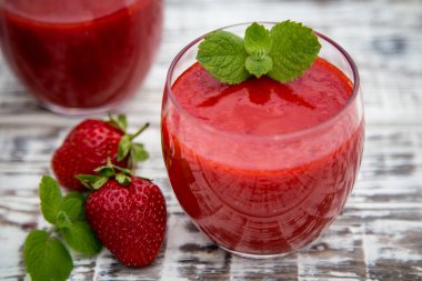 hafif ahşap arka plan üzerinde çilek güler yüzlü