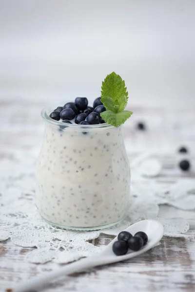 Chia tohum vanilya puddi ile sağlıklı kahvaltı ya da sabah snack