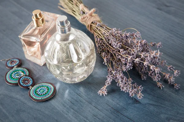 Parfum avec un bouquet de lavande et de bijoux — Photo