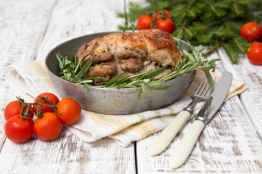 Biberiye ve domates ile hindi