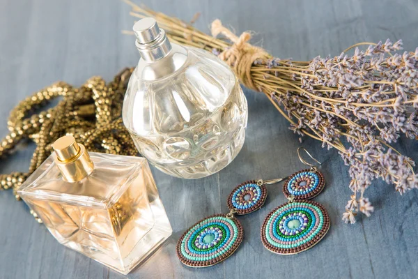 Perfume con un ramo de lavanda y joyas — Foto de Stock