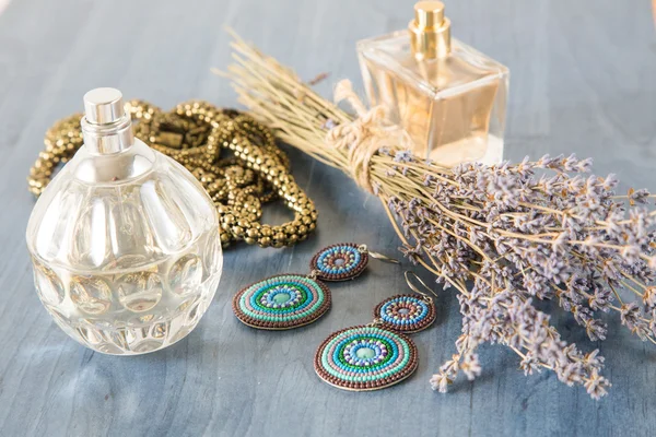 Perfume con un ramo de lavanda y joyas — Foto de Stock