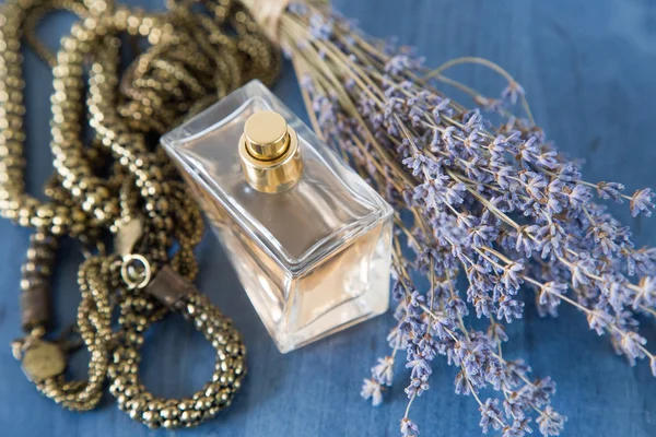 Perfume con un ramo de lavanda y joyas — Foto de Stock