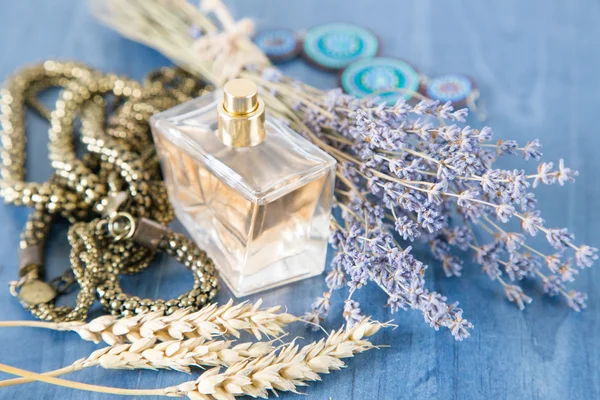 Parfém s vůní levandule a šperky — Stock fotografie