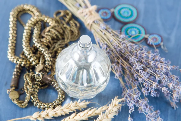 Parfum met een boeket van lavendel en juwelen — Stockfoto