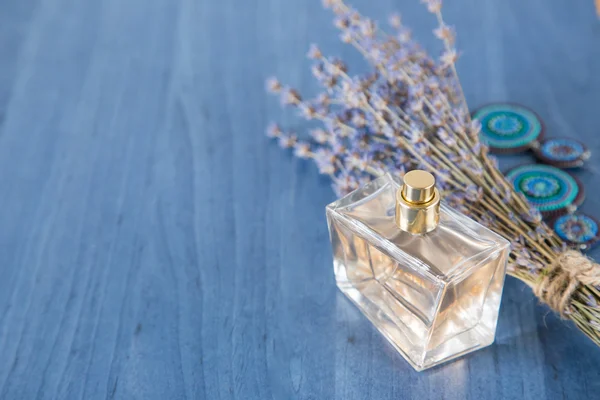 Perfume con un ramo de lavanda y joyas — Foto de Stock