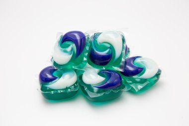 Beyaz bir arka plan üzerinde çamaşır deterjanı ile kapsül.